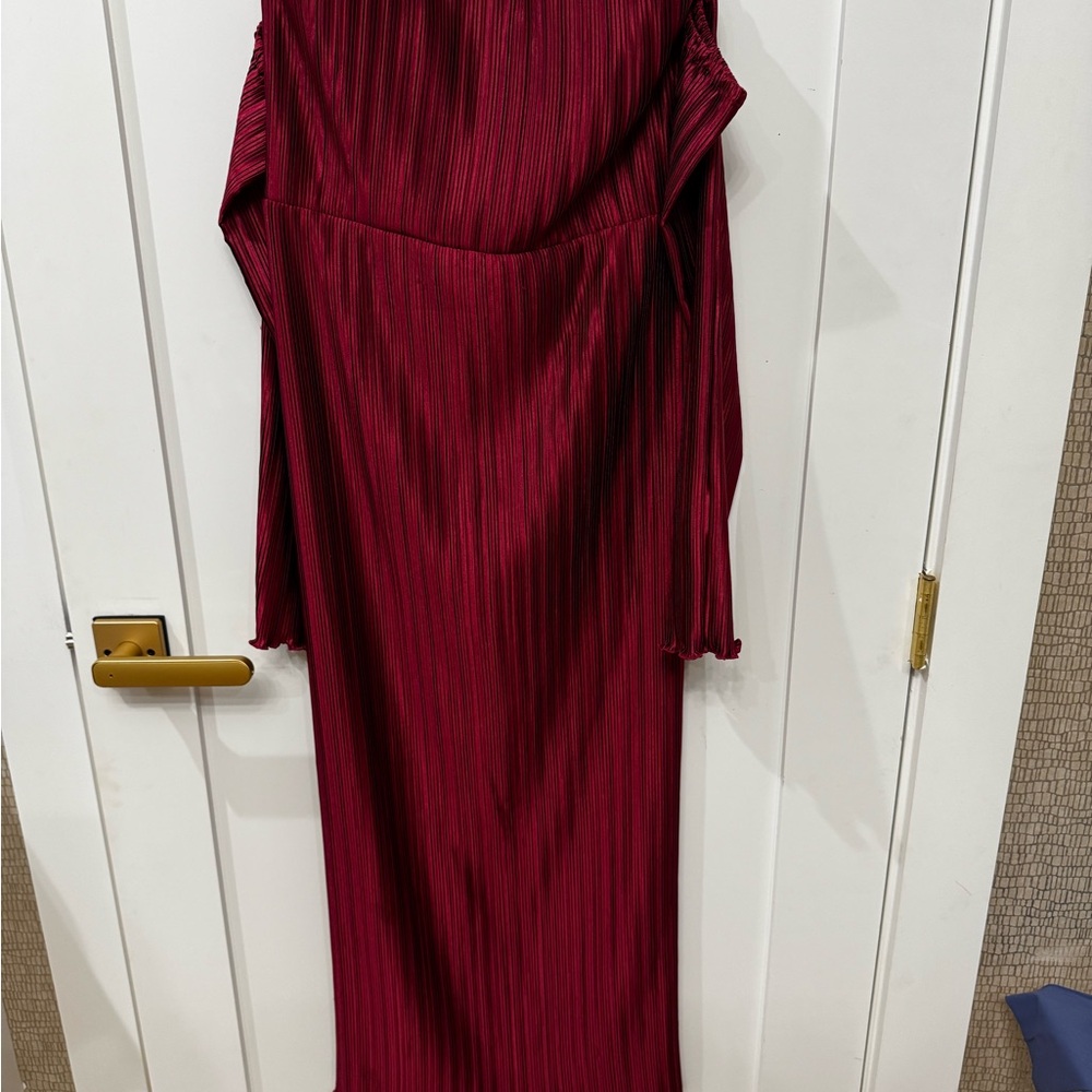 L’idee Chic Off-Shoulder Long Sleeve Dress in Deep Red - Picture 5 of 5